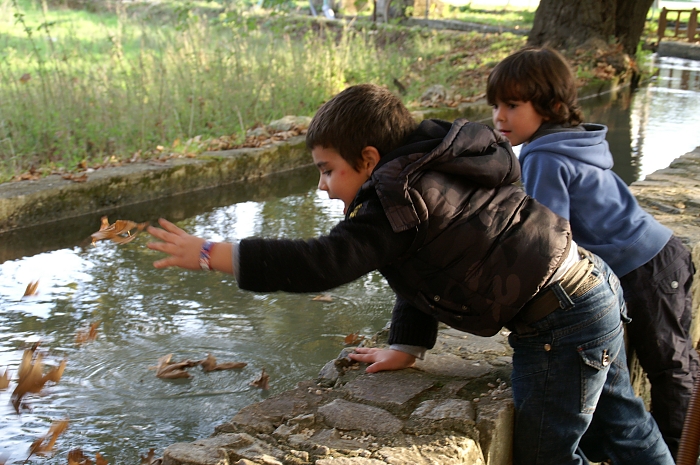 PICT1478 small ARMENI KIDS.jpg - 300494 Bytes